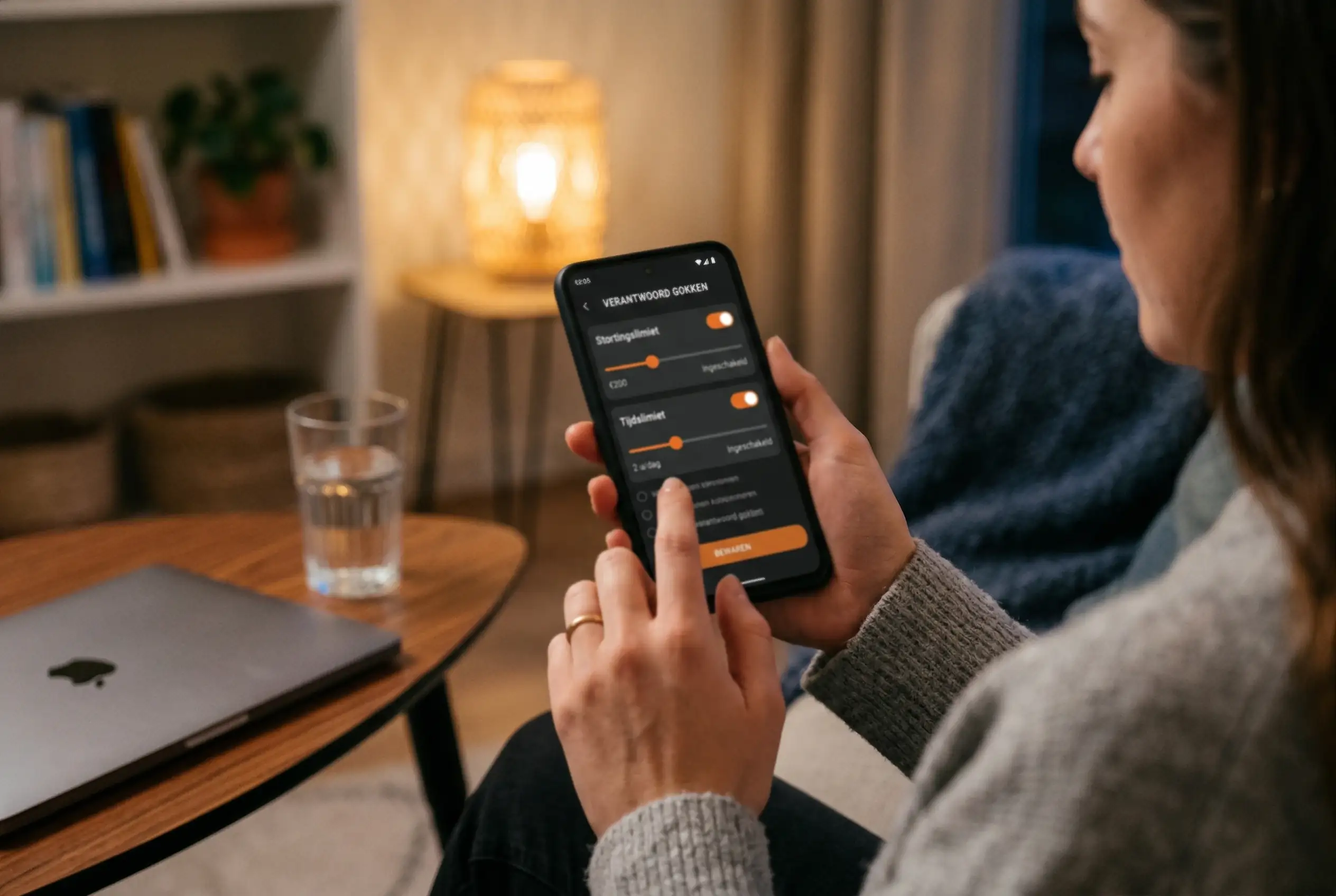 Persoon stelt speellimieten in op een telefoon voor verantwoord gokken